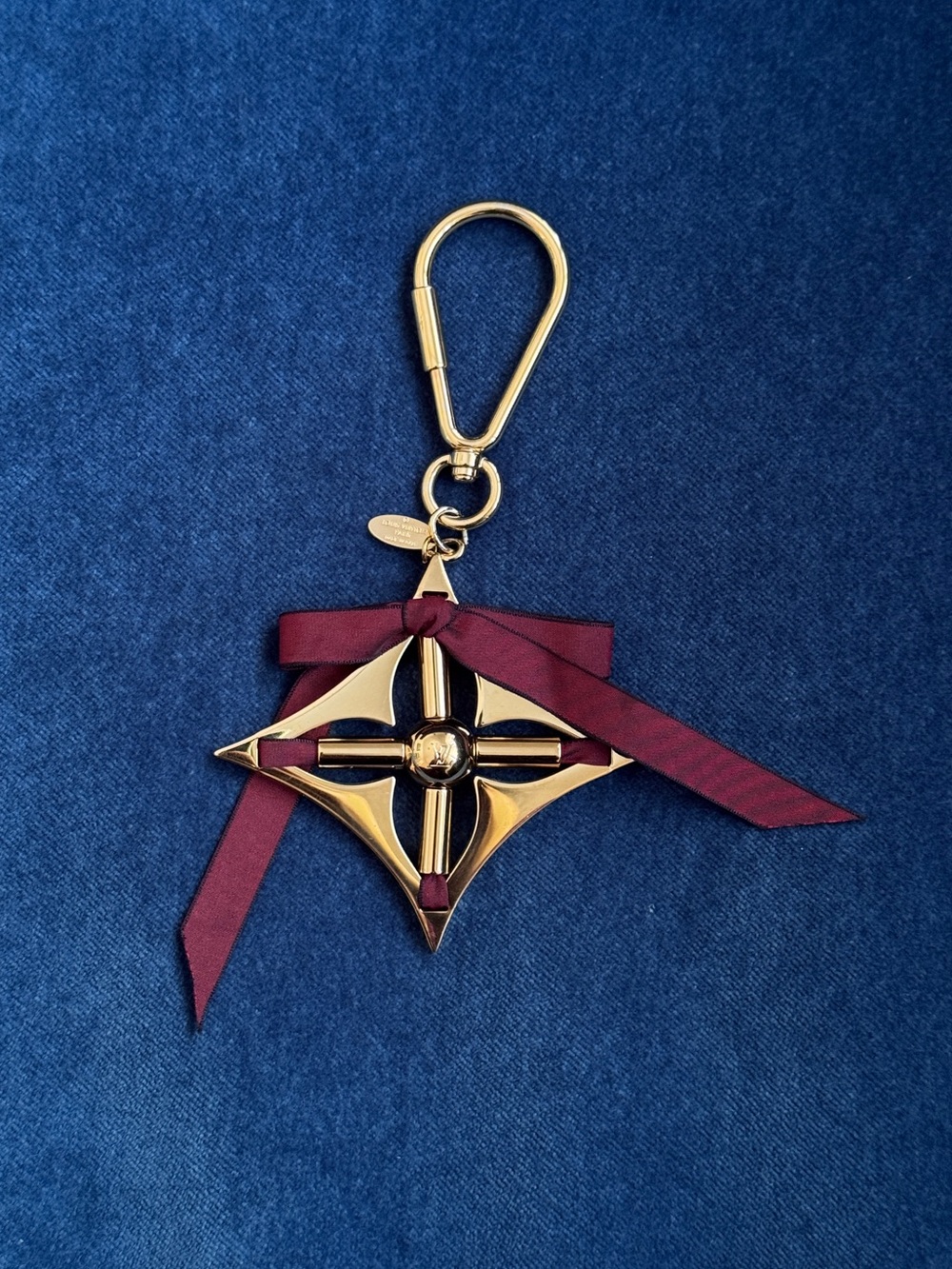 Authentic Louis Vuitton Gold Tone Fleur
Bag Key Charm‎
